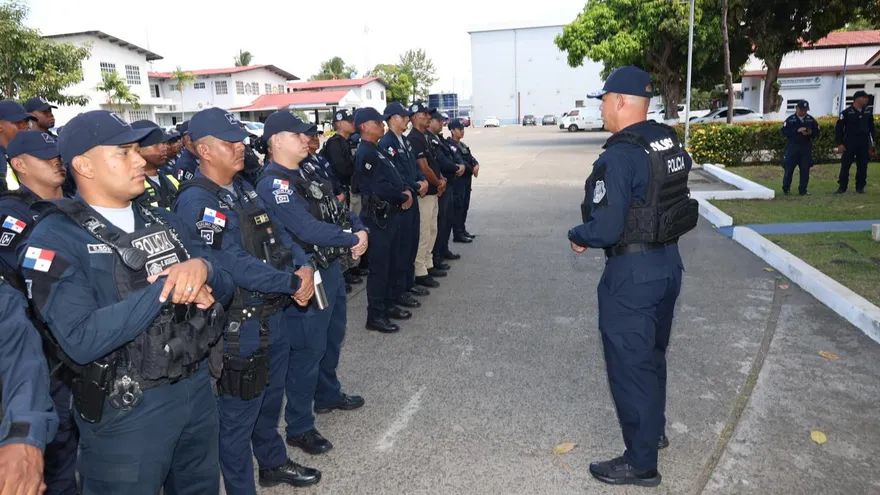 Policías en ceremonia de ascensos