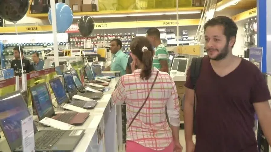 Compradores acuden a Multiplaza por ofertas del Black Friday