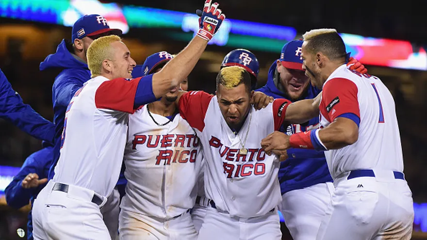 Eddie Rosario (c) celebra con sus compañeros el pase a la Final del Clásico Mundial