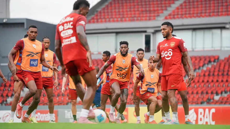 Jugadores de la Selección de Panamá en un entrenamiento en el estadio Rommel Fernández Gutiérrez