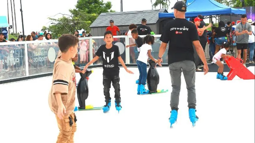 La pista de patinaje ecológica en la Villa Navideña ofrece una experiencia gratuita y segura para niños y jóvenes en la Cinta Costera.