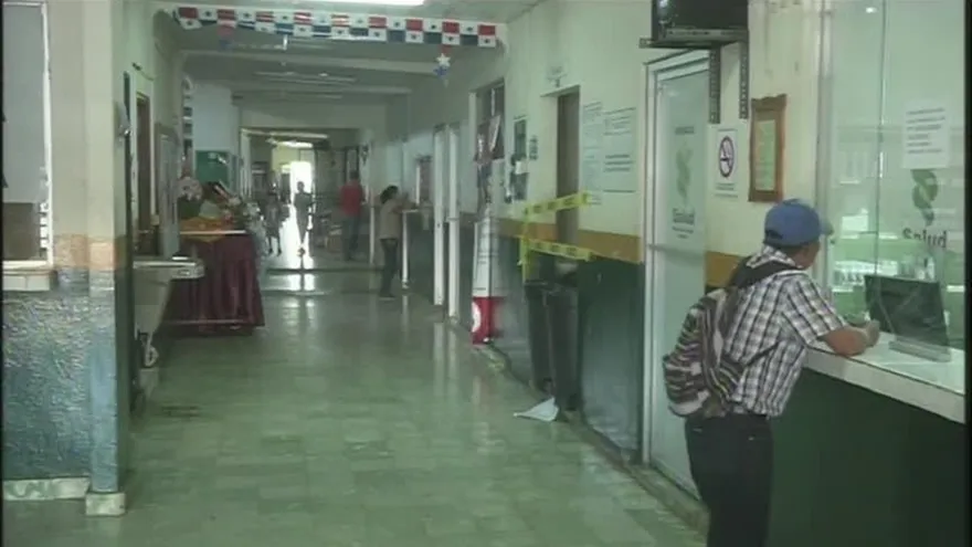 Centro de Salud en Santiago, Veraguas suspende atención por desborde de aguas servidas
