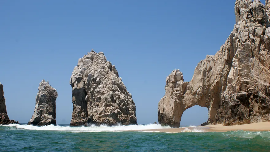 Fotografía de archivo fechada el 7 de junio 2012 que muestra el Arco de Cabo San Lucas, formación rocosa en la unión del Océano Pacífico y el Golfo de California (México)