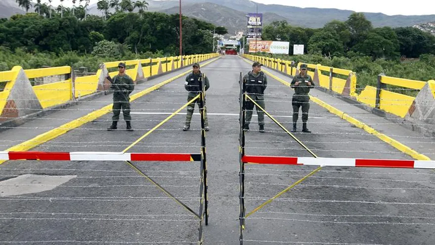 Las autoridades de Venezuela cerraron la frontera con Colombia por 72 horas a causa de un ataque en el que fueron heridos tres militares venezolanos y un civil y comenzaron hoy un operativo de seguridad en dos localidades fronterizas para dar con los autores, presuntamente contrabandistas.