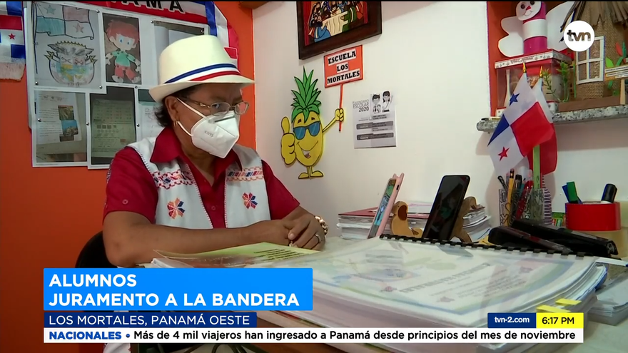 Maestra Enedina: No quiere que sus alumnos pierdan el fervor patriótico