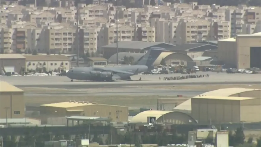 Más de 5000 personas en el aeropuerto de Kabul aún esperan ser evacuadas