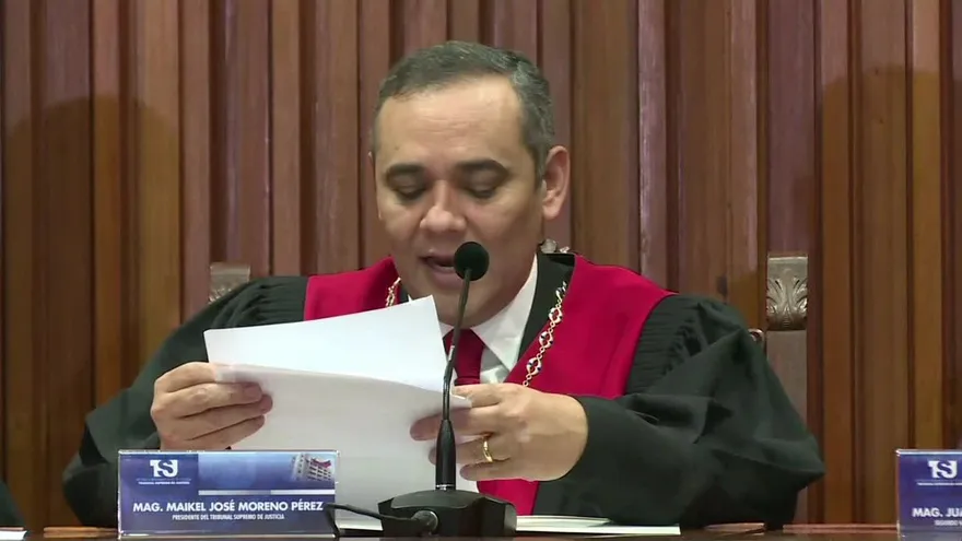 Corte venezolana renuncia asumir poderes del Parlamento