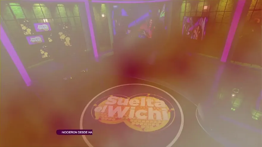 Kathy Sandoval posa con cucaracha