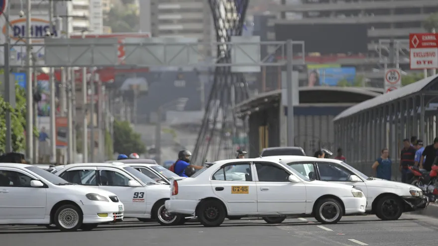 El Gobierno de Honduras y los directivos del sector transporte, que exigen una rebaja de precio a los combustibles, no han logrado un acuerdo para superar la crisis luego de tres días de un paro nacional de autobuses urbanos y taxis, informó hoy el ministro de la Presidencia, Ebal Díaz.