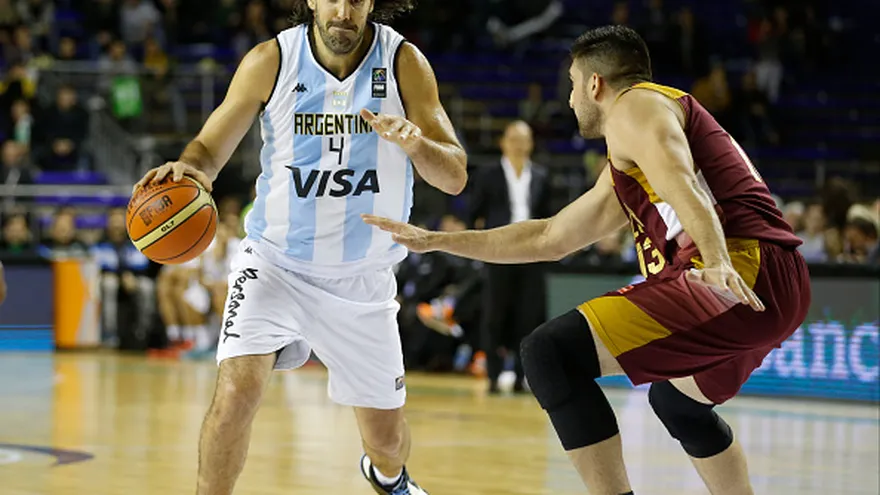 Luis Scola (4) fue la figura del equipo argentino ante Venezuela