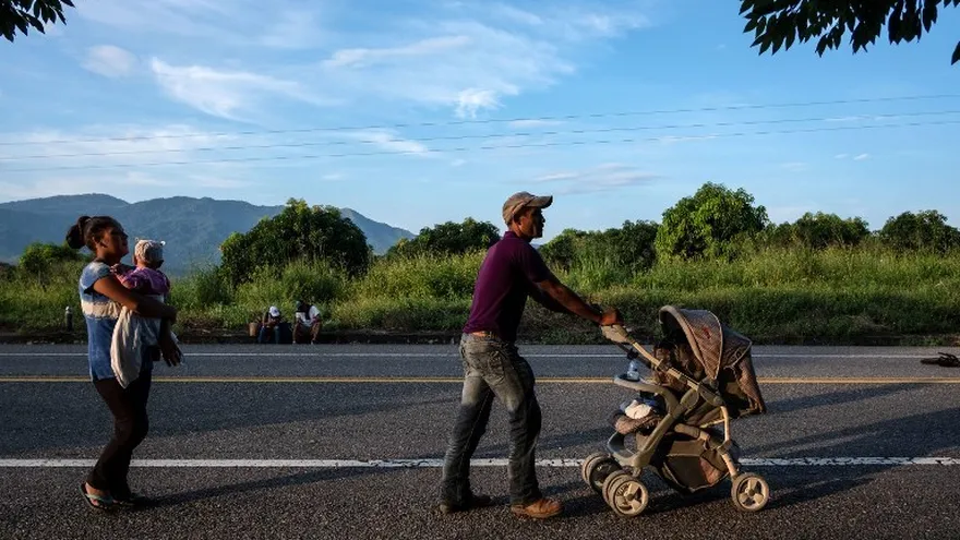 Un migrante hondureño que participa en una caravana que se dirige a los EE.UU., empuja un cochecito en su camino desde San Pedro Tapanatepec a Santiago Niltepec, estado de Oaxaca, México.