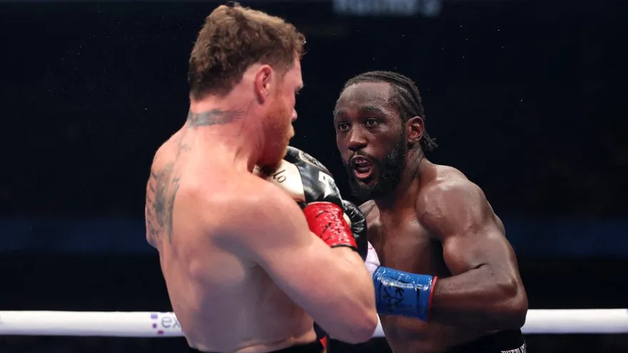 Terence Crawford y Saúl 'Canelo' Álvarez en acción