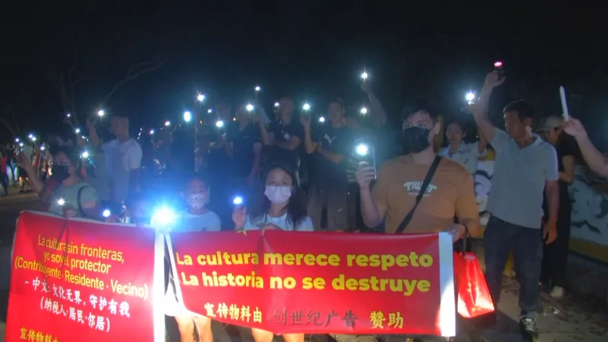 Las personas encienden las linternas de sus celulares en señal de protesta