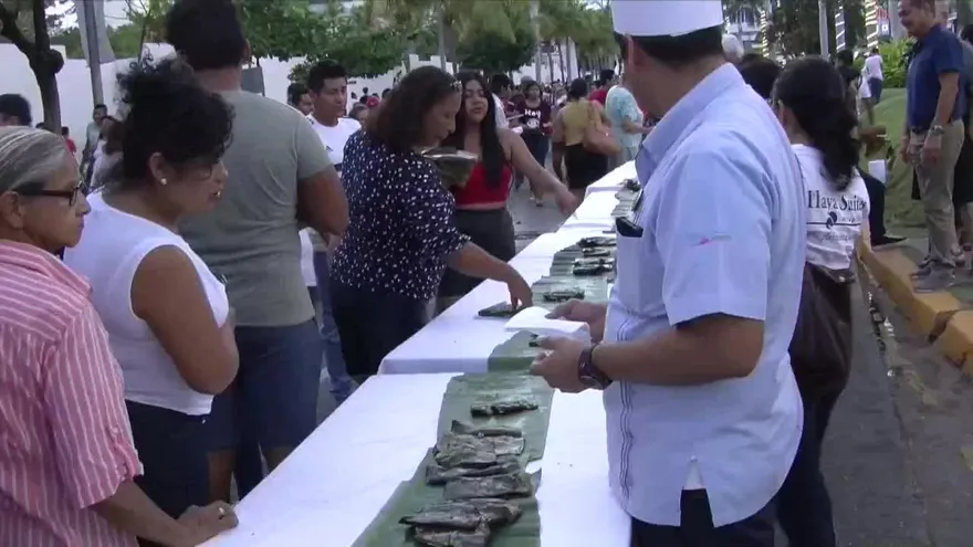 Acapulco ensambla el tamal más grande del mundo