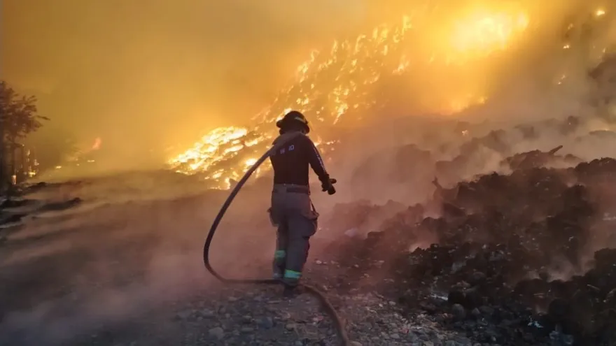 Incendio en vertedero.
