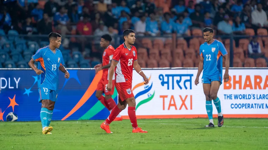 Daivis Murillo (c) en la cancha durante el partido entre Panamá e India
