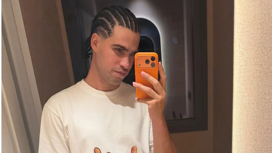 Carlos Alcaraz se toma una selfie luciendo su cabello tejido