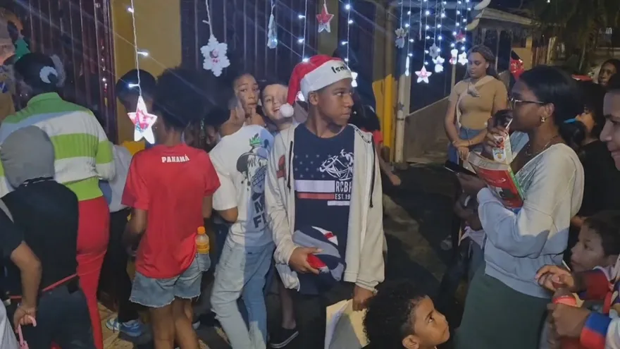 Con el canto de villancicos, niños y adultos participaron en una posada navideña que se ha venido organizando desde hace más de 25 años en la comunidad de San Mateo, en la provincia de Colón, una tradición que recorre varias viviendas del sector y fortalece la convivencia comunitaria.  Gianela Archibold, una de las participantes, explicó que la posada representa “la preparación de nueve días para el nacimiento de Jesús en nuestro corazón, que es la verdadera Navidad”. Señaló que participa en esta tradición desde su niñez y que hoy la mantiene viva junto a sus hijos. “Desde pequeña he participado en las posadas. Siempre he estado muy activa en la iglesia y sigo ese caminar ahora con mis hijos”, comentó.  Al enviar un mensaje a las familias, Archibold exhortó a vivir el verdadero sentido de estas fechas. “Que vivan la verdadera Navidad, que Jesús sea el centro de todas las familias”, expresó.  Otra de las vecinas, Nilia Ceballos, lleva más de 20 años colocando el nacimiento en su residencia y promoviendo esta tradición dentro de su familia. Según explicó, la iniciativa nació del amor y la fe. “Nació del amor que le tengo a Jesús y a María. En mi familia siempre hemos tratado de tener a Jesús como centro de vida, porque gracias a Él tenemos la vida y la salud”, afirmó.  Ceballos destacó que, a pesar de las dificultades, su familia se ha mantenido unida y ha transmitido a sus hijos el verdadero significado de la Navidad. “Les he inculcado que el centro de la Navidad es el nacimiento del niño Jesús”, añadió.  Durante las posadas o novenas al niño Jesús, los vecinos se congregan en una casa previamente seleccionada y, mediante cánticos, piden posada para que José y María encuentren alojamiento y pueda nacer el niño Jesús.  María, una de las niñas participantes, contó que lleva tres o cuatro años asistiendo a estas actividades. “Me siento bien, me gusta visitar las casas, cantar y compartir con mis amigos”, dijo, al asegurar que disfruta mucho de la Navidad.  La jornada concluye cuando los anfitriones abren las puertas de sus hogares, aceptando simbólicamente a los peregrinos y celebrando la próxima llegada del niño Jesús, en un ambiente de alegría, fe y unión comunitaria.