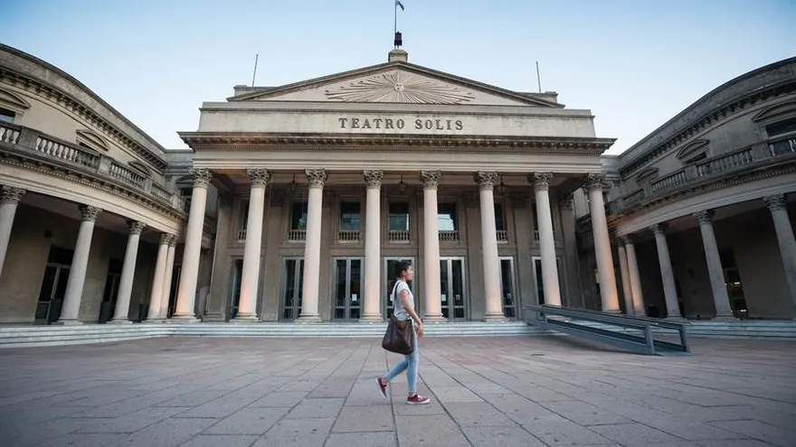 Una mujer camina frente a un cerrado Teatro Solís, en Montevideo (Uruguay)