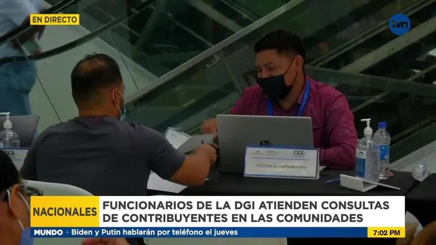 Funcionarios de la DGI atienden consulta de los contribuyentes