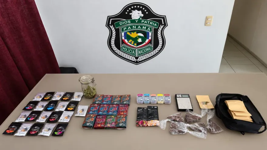 Parte de los dulces y las sustancias decomisadas por la Policía Nacional