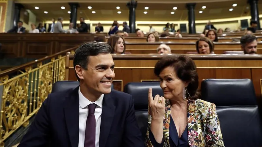 El presidente del Gobierno, Pedro Sánchez y la vicepresidenta, Carmen Calvo, poco antes de la intervención de hoy de Pedro Sánchez en el Congreso de los Diputados.