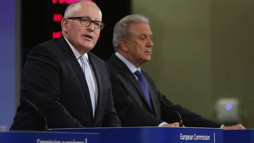 El vicepresidente primero de la Comisión Europea (CE), Frans Timmermans (i), y el comisario europeo de Inmigración, Dimitris Avramopoulos, comparecen en rueda de prensa.
