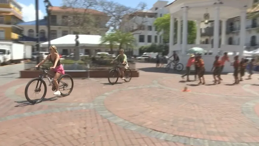 Artesanos y visitantes se alistan para el primer aniversario del casco peatonal