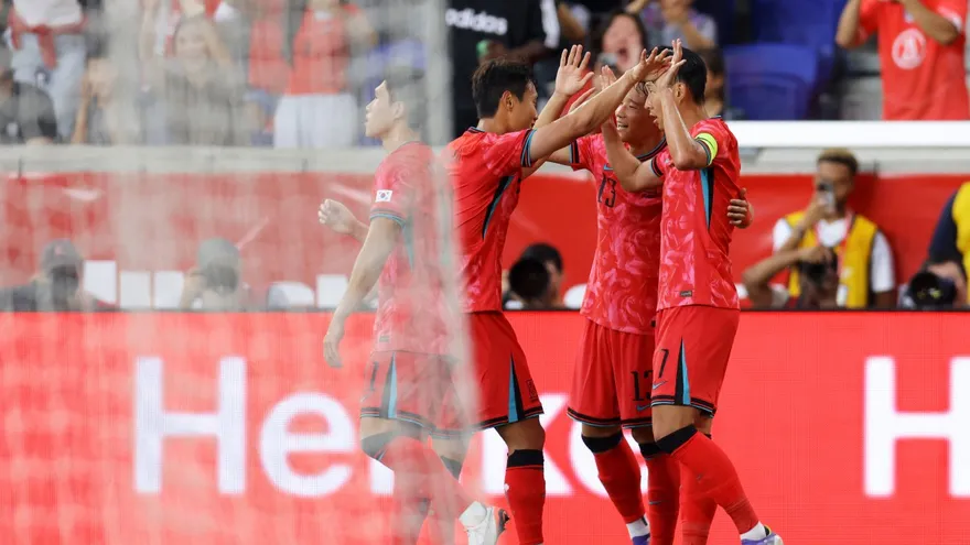 Son Heung min junto a sus compañeros en triunfo de Corea del Sur sobre Estados Unidos