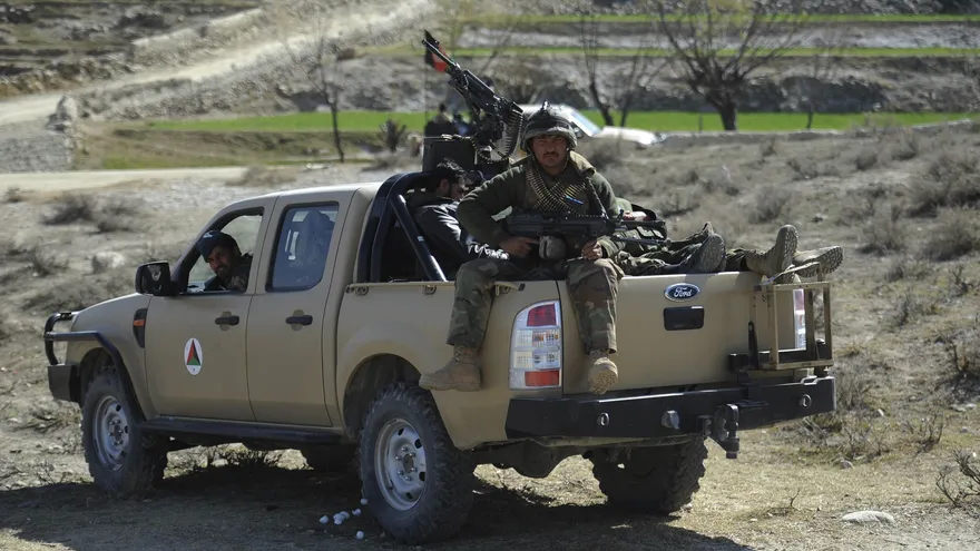 Miembros de los servicios de seguridad patrullan el distrito de Achin, en la provincia de Nangarhar, Afganistán, el 17 de febrero pasado.