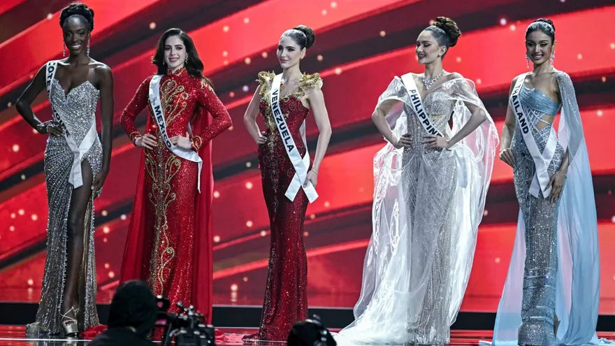 El grupo de cinco finalistas del pasado concurso de Miss Universo 2025.