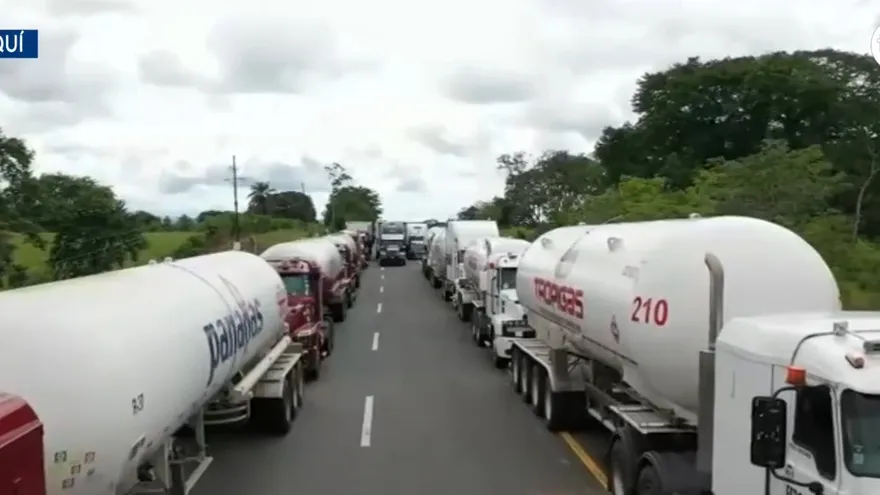 Camiones cargados con gas se encuentran varados en San Félix.