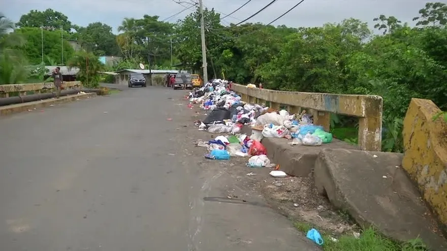 Reportan puente en San Miguelito utilizado como vertedero
