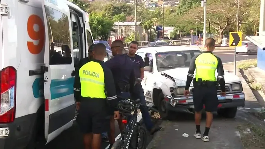 Auto choca contra gimnasio en Río Abajo