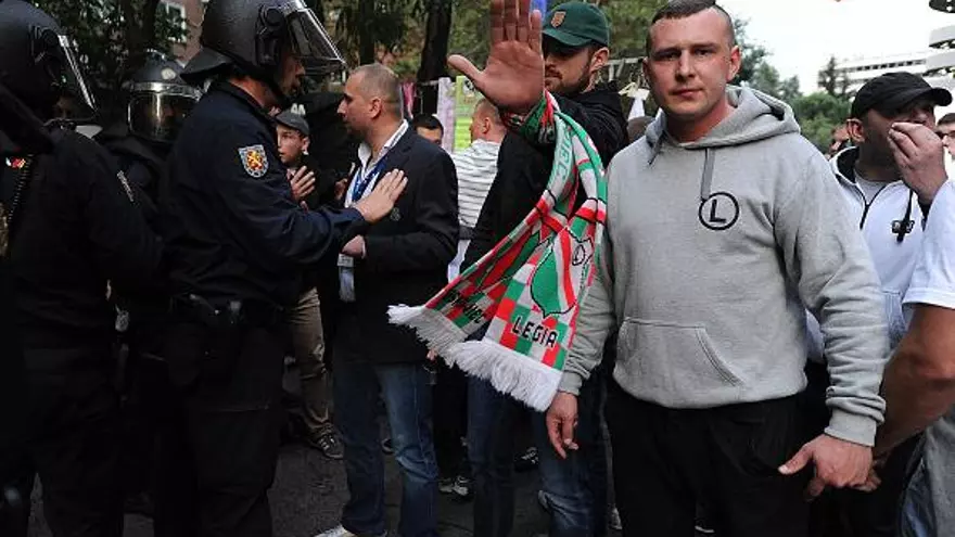 Fanáticos del Legia Varsovia cerca de la policía