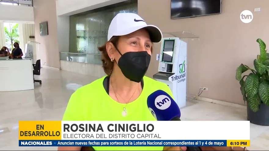 Electores de la capital acuden a kioskos del TE para apoyar revocatoria de mandato