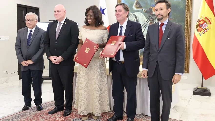 Autoridades que participaron en la firma del convenio de colaboración