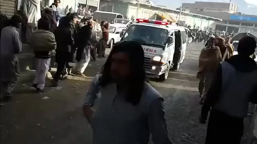 Explosión de bomba en un mercado causa 20 muertos en Pakistán.