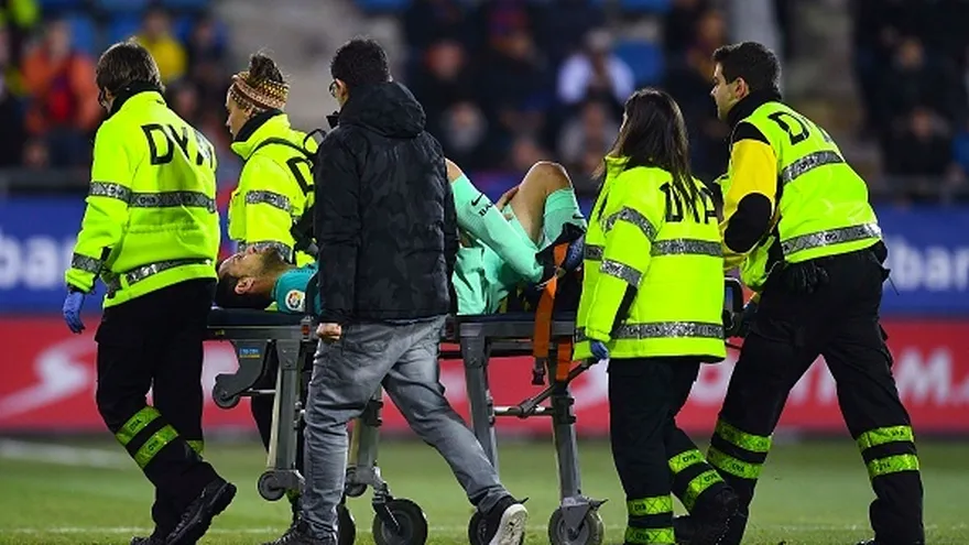 Sergio Busquets al momento de salir de la cancha en camilla