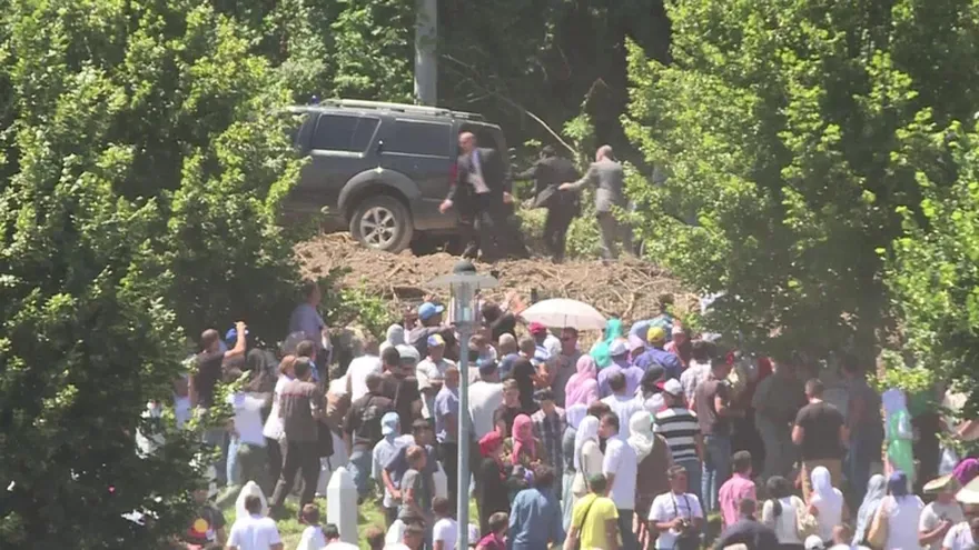 Echan a pedradas al PM serbio en Srebrenica