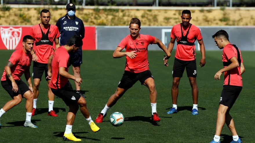 Jugadores del Sevilla  piden disculpas tras incumplir el protocolo de La Liga española