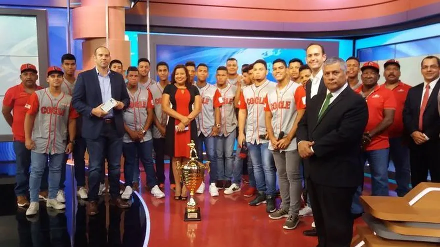 Reconocimiento de TVN a los campeones del béisbol juvenil