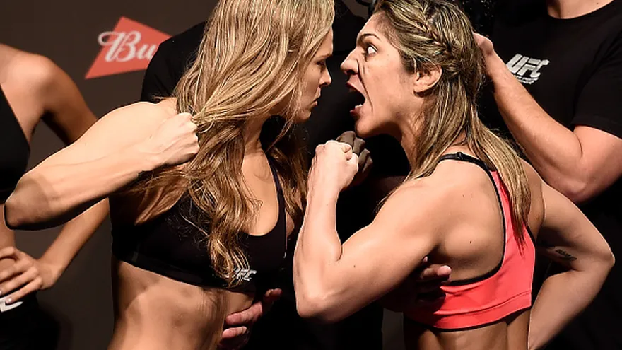 Ronda Rousey (i) y Bethe Correia (d)