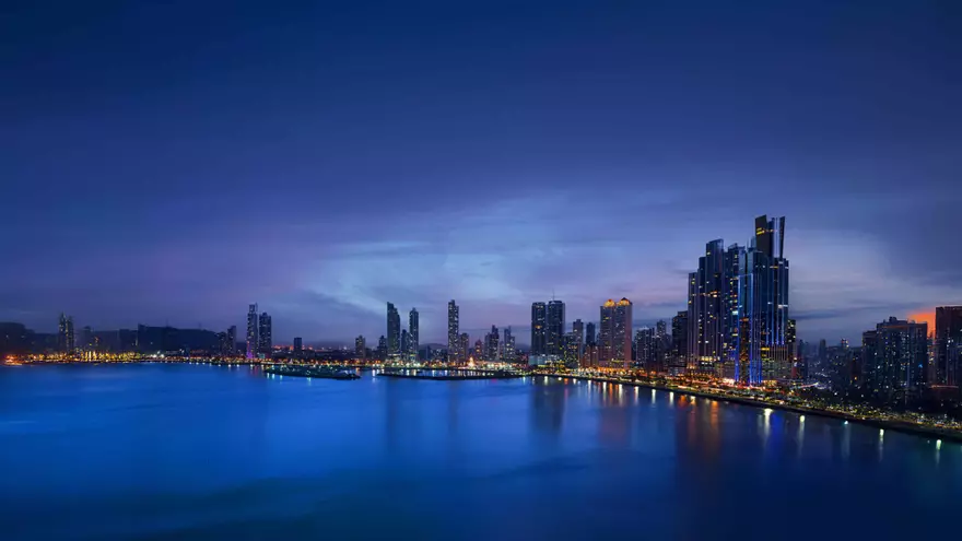 Imagen nocturna de ciudad de Panamá