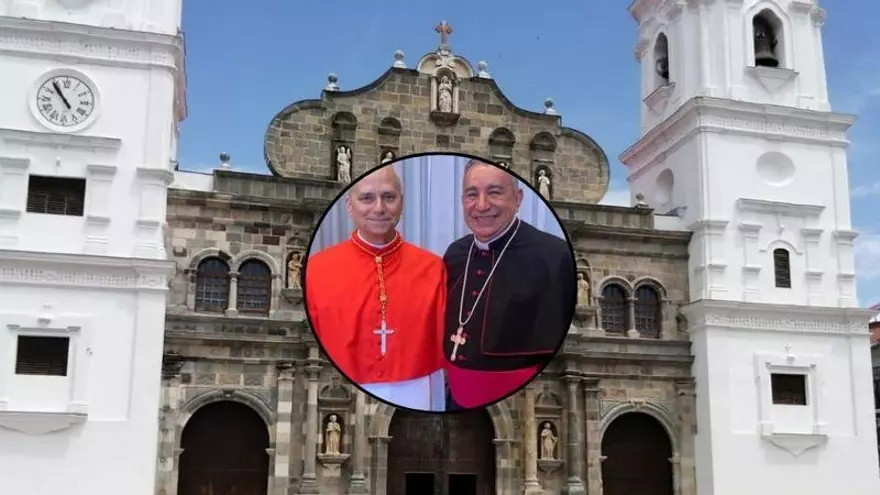 De fondo la Catedral Basílica Santa María la Antigua y en el centro una imagen del arzobispo de Panamá con Robert Prevost semanas antes de ser elegido papa León XIV.