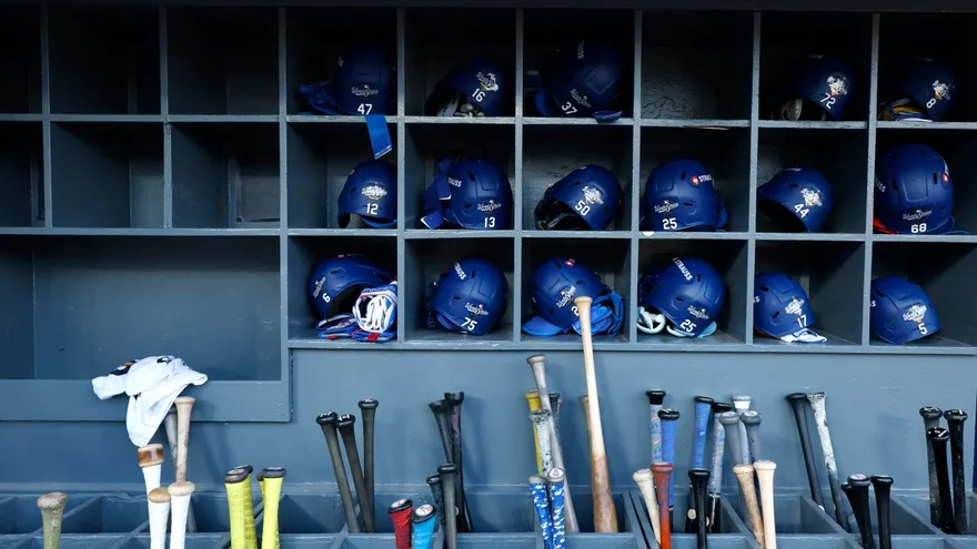 Cascos y bates en un dugout del Dodger Stadium en Los Ángeles
