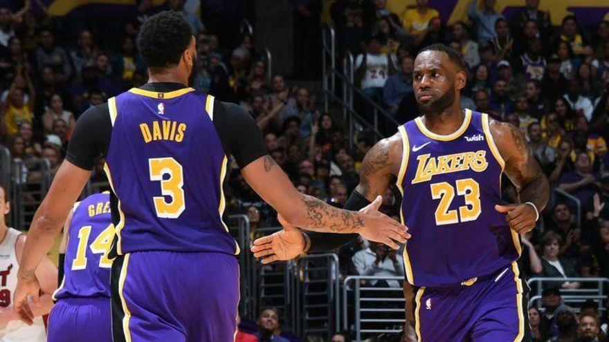 Davis y James lideran el triunfo de los Lakers