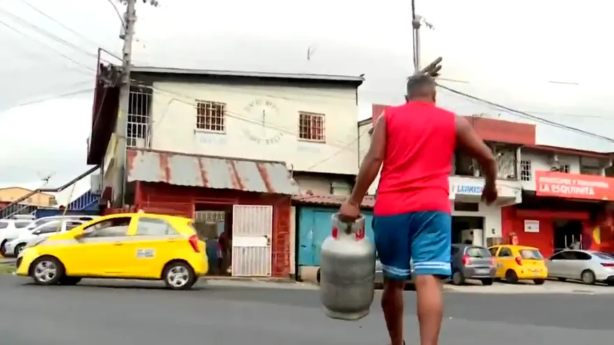 Personas se desesperan por conseguir gas