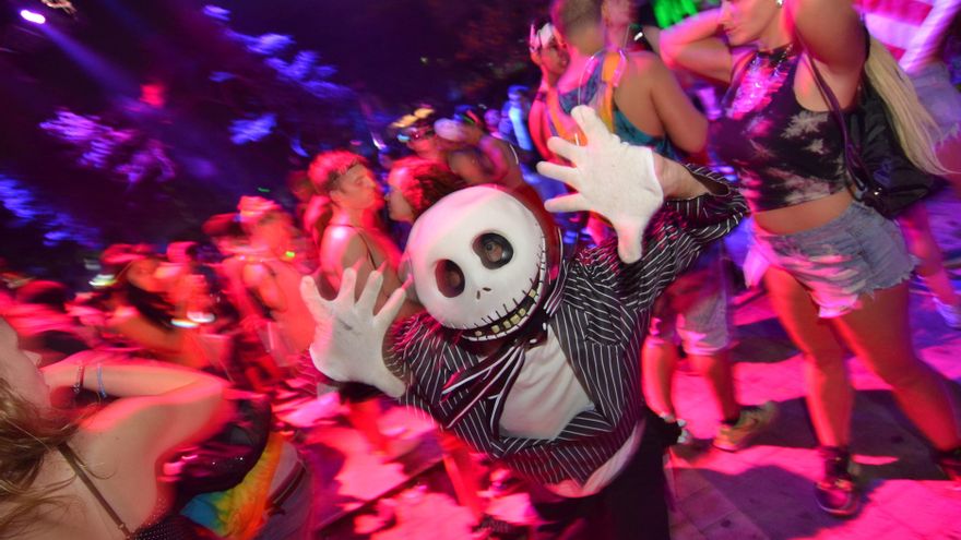 Ocho escenarios y más de un centenar de disyoqueis es el menú de la décimo octava edición de esta fiesta, cuyas entradas generales se agotaron hace varias semanas y para la que apenas quedan unas escasas entradas VIP, con un precio de 1.249,95 dólares cada una.