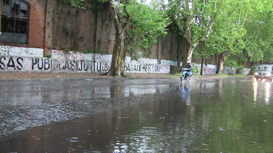 El Instituto Uruguayo de Meteorología (Inumet) emitió hoy una alerta amarilla para 12 de los 19 departamentos (provincias) de Uruguay por tormentas fuertes e intensas lluvias.